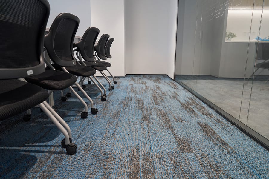 Open workplace reception with carpet tile, hard ceiling and glazed rooms, showing multiple acoustic paths in one space