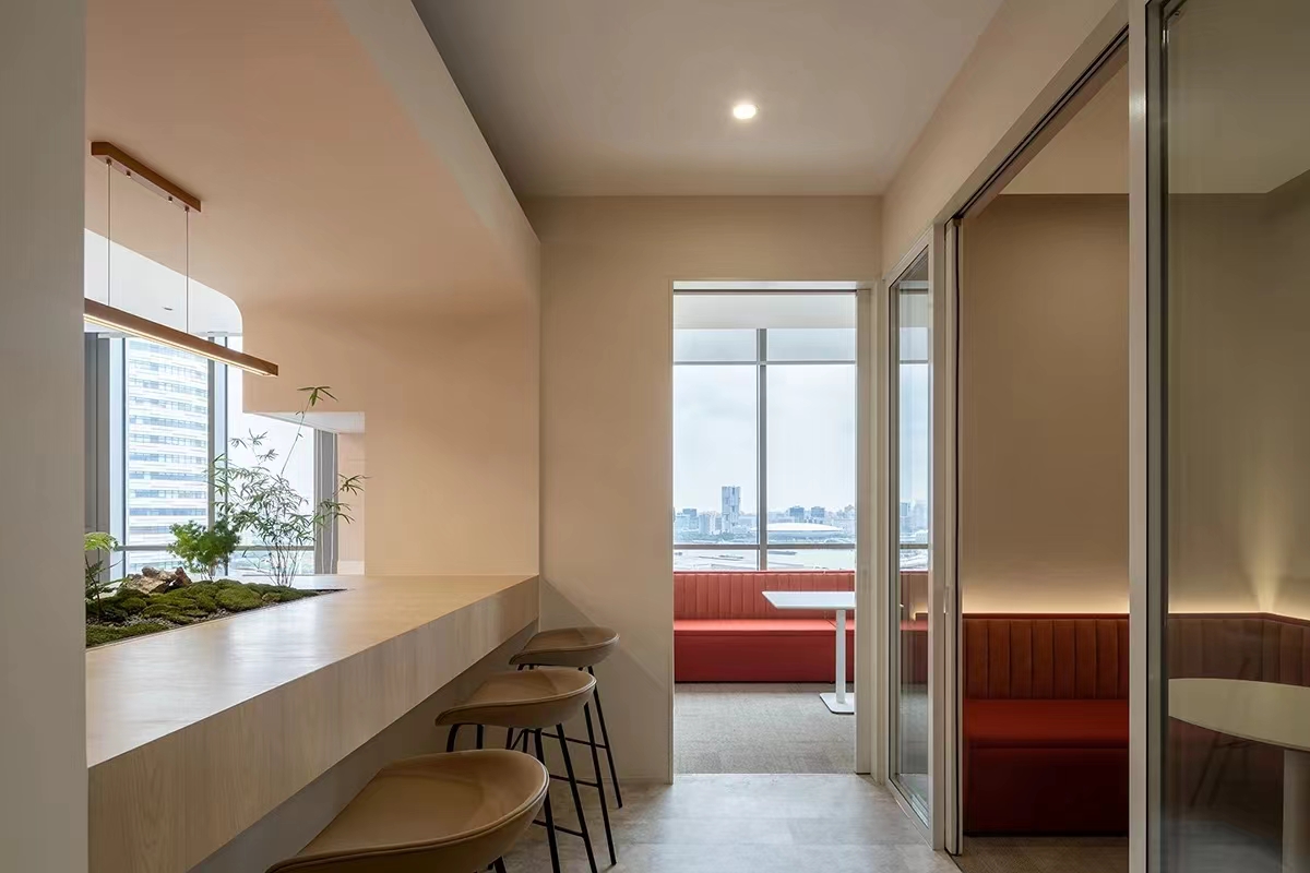 UNIJOY open-plan office with carpet and workstations used as verified context for linking product identity to project requirements